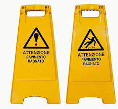 Figyelmeztető tábla magyar és angol felirattal